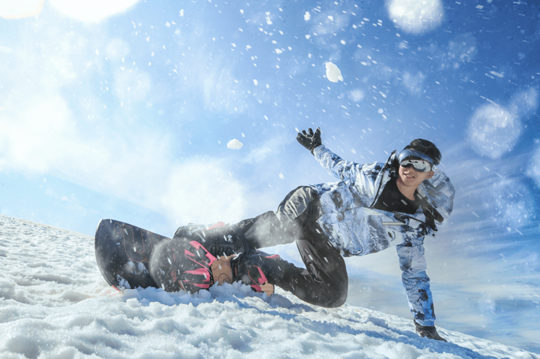 水上滑雪选手飞驰水面