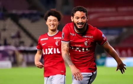 鹿岛鹿角主场完胜对手，取得首胜